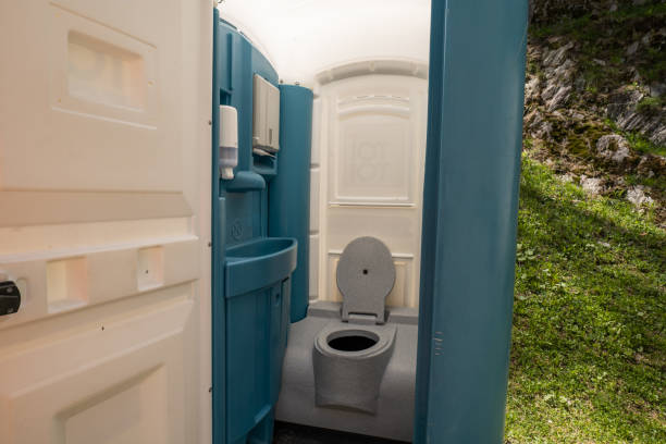 Best Porta potty delivery and setup  in Fairmount, IN